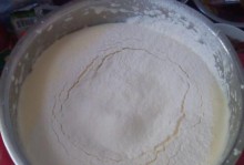 初学者轻松掌握微波炉蛋糕制作秘籍（用微波炉快速制作美味蛋糕的步骤和技巧）